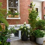 The Dutch House